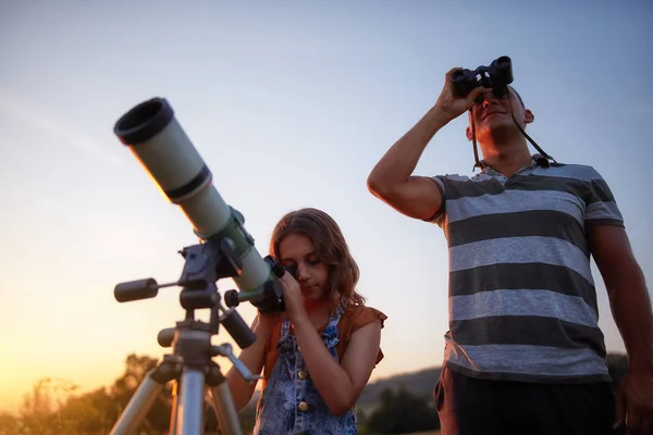 Baba ve kızı teleskopla gökyüzünü izliyorlar.. — Stok fotoğraf