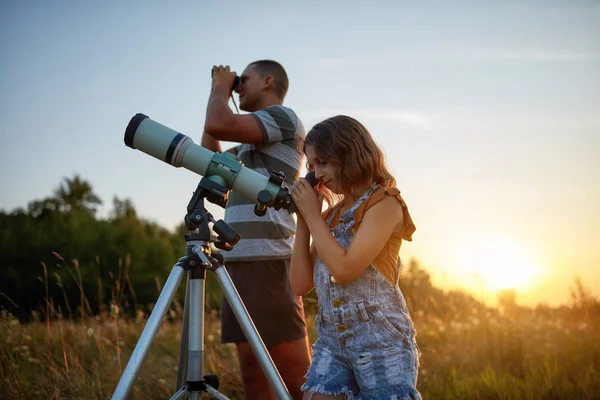 Baba ve kızı teleskopla gökyüzünü izliyorlar.. — Stok fotoğraf