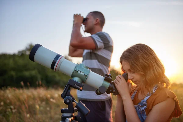 Pai e filha observando o céu com um telescópio . — Fotografia de Stock