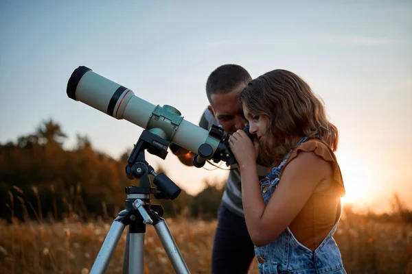 Baba ve kızı teleskopla gökyüzünü izliyorlar.. — Stok fotoğraf