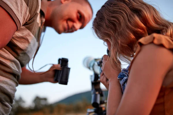 父亲和女儿用望远镜观察天空. — 图库照片