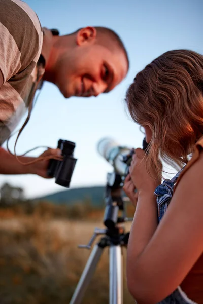 Батько і дочка спостерігають за небом за допомогою телескопа . — стокове фото