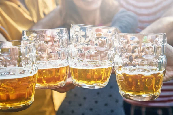 Grupo de jóvenes disfrutando y animando la cerveza al aire libre . — Foto de Stock