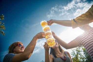 Gençlerin bir grup zevk ve açık havada bira tezahürat.