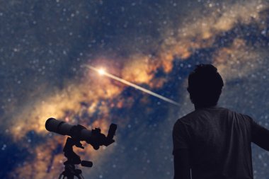 Teleskopla Ay 'ı ve yıldızları izleyen bir astronom. Benim...