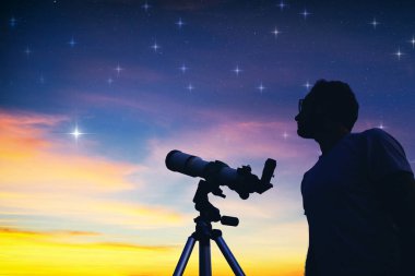 Teleskopla Ay 'ı ve yıldızları izleyen bir astronom. Benim...