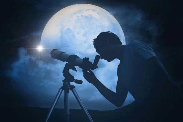 Astrónomo con un telescopio observando las estrellas y la Luna. Mi a. — Foto de Stock