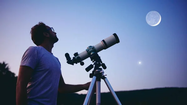 Teleskopla Ay 'ı ve yıldızları izleyen bir astronom. Benim... — Stok fotoğraf