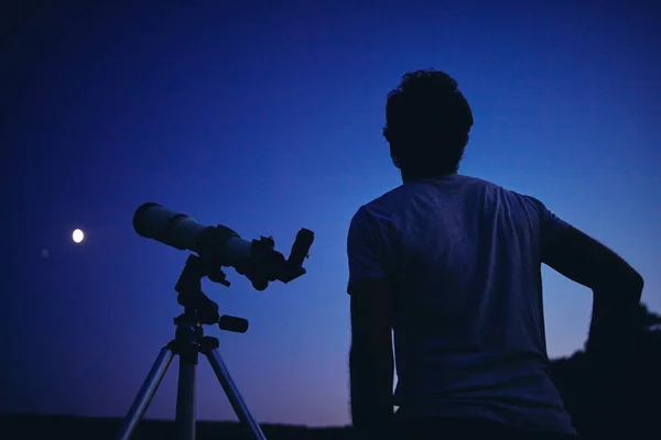 Astrónomo con un telescopio observando las estrellas y la Luna. Mi a. —  Fotos de Stock
