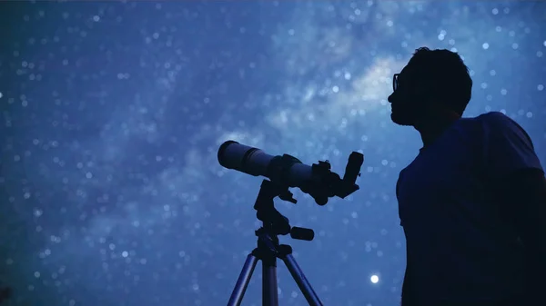 Astronom mit einem Teleskop, das Sterne und Mond beobachtet. mein a — Stockfoto