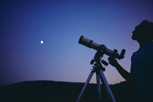 Teleskopla Ay 'ı ve yıldızları izleyen bir astronom. Benim... — Stok fotoğraf