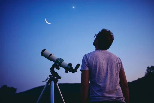 Csillagász teleszkóppal nézi a csillagokat és a Holdat. Te jó ég! — Stock Fotó