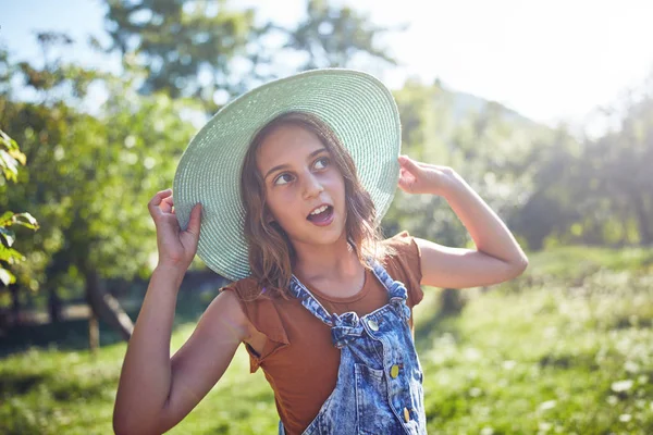 Linda niña de diez años posando en la naturaleza . — Foto de Stock