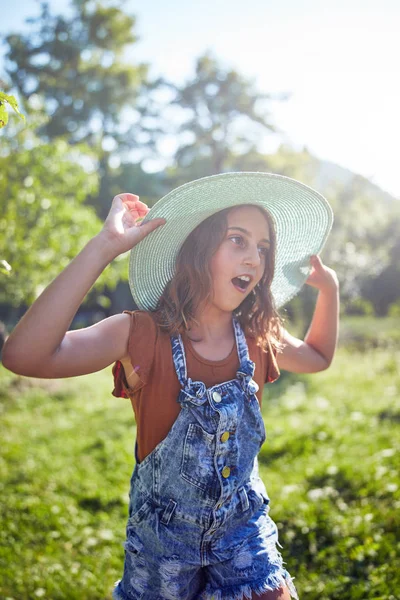 Süße zehn Jahre alte Mädchen posiert in der Natur. — Stockfoto