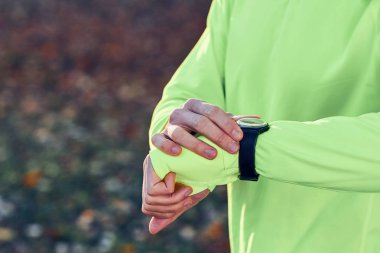 Koşu öncesi / sonrası saat kontrol ediliyor ve parkta egzersiz yapılıyor.