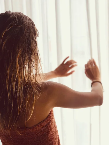 Silhouet van een meisje terwijl het wakker worden in de kamer en het houden van cur — Stockfoto