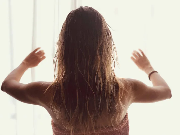 Silhouet van een meisje terwijl het wakker worden in de kamer en het houden van cur — Stockfoto
