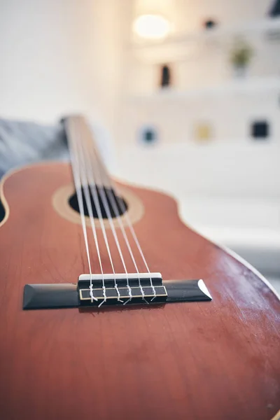 거실 소파에 있는 음향 기타. — 스톡 사진