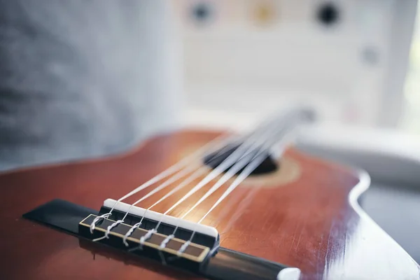 Guitarra acústica em uma sala de estar sofá / sofá . — Fotografia de Stock