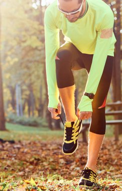 Sonbahar renkli parkta koşuya hazırlanılıyor.