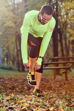 Sonbahar renkli parkta koşuya hazırlanılıyor.