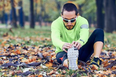 Adam parkta egzersiz yaptıktan sonra geriniyor..