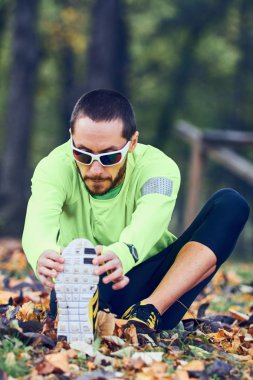 Adam parkta egzersiz yaptıktan sonra geriniyor..