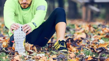 Adam parkta egzersiz yaptıktan sonra geriniyor..