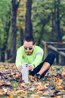 Adam parkta egzersiz yaptıktan sonra geriniyor..