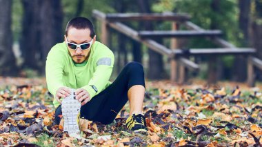 Adam parkta egzersiz yaptıktan sonra geriniyor..