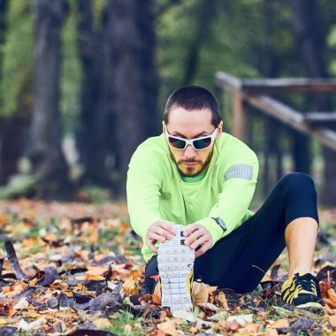 Adam parkta egzersiz yaptıktan sonra geriniyor..