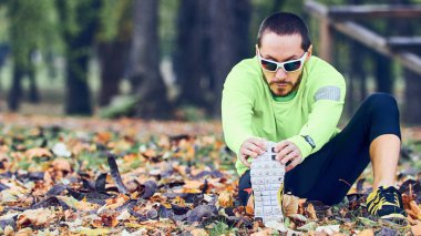 Adam parkta egzersiz yaptıktan sonra geriniyor..