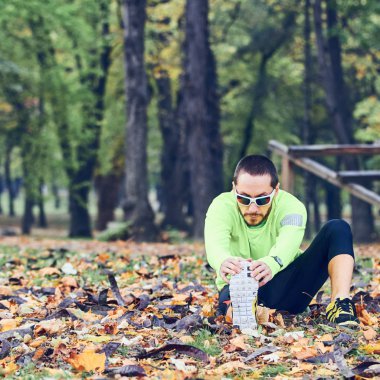 Adam parkta egzersiz yaptıktan sonra geriniyor..