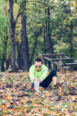 Adam parkta egzersiz yaptıktan sonra geriniyor..