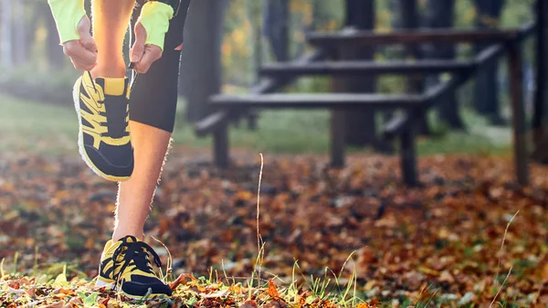 Preparación para correr en el parque de color otoño . — Foto de Stock