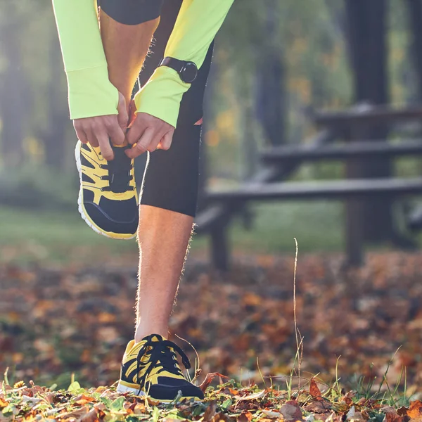 Preparación para correr en el parque de color otoño . — Foto de Stock