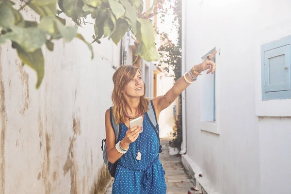 Χαριτωμένο νεαρή γυναίκα που χρησιμοποιούν κινητό στο δρόμο. — Φωτογραφία Αρχείου