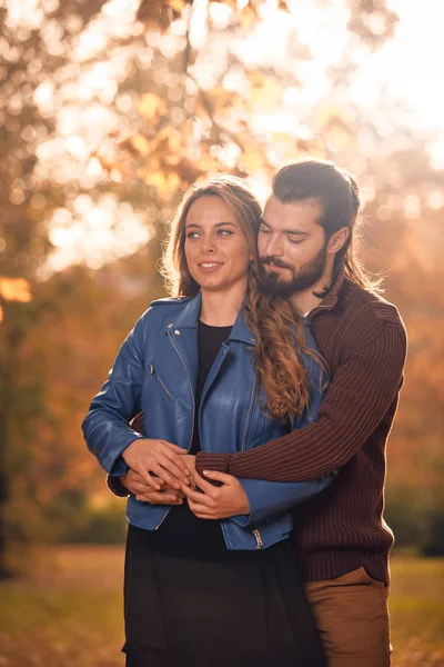 Casal na temporada de outono colorido parque desfrutando ao ar livre . — Fotografia de Stock