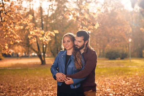 Casal na temporada de outono colorido parque desfrutando ao ar livre . — Fotografia de Stock