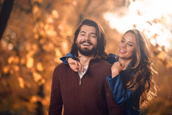 Paar in der Herbstsaison farbigen Park genießen im Freien. — Stockfoto