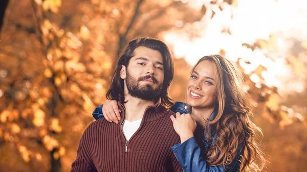 Casal na temporada de outono colorido parque desfrutando ao ar livre . — Fotografia de Stock