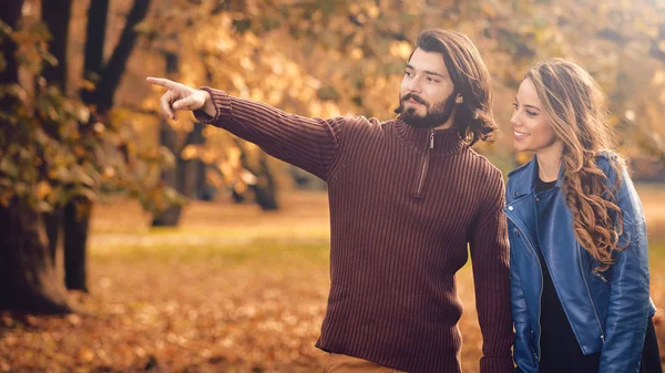 Paar in der Herbstsaison farbigen Park genießen im Freien. — Stockfoto