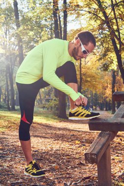Sonbahar renkli parkta koşuya hazırlanılıyor.