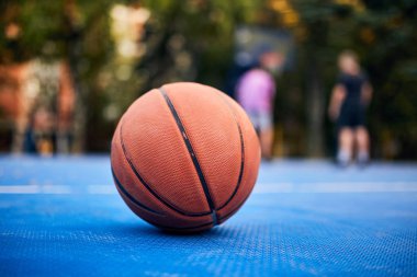 Bac 'ta dikkati dağılmış oyuncularla şehir sahasında basketbol topu