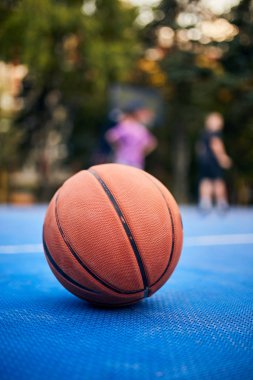 Bac 'ta dikkati dağılmış oyuncularla şehir sahasında basketbol topu