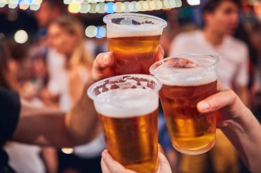 Gece bira içen arkadaşlar. Çantanın içinde odaklanmış olmayan ışıklar var.