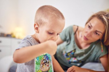 Çocuk oturma odasında yemek yerken ortalığı dağıtıyor..