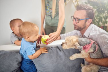 Ebeveynler bebeklerini sağlıklı yeşil elmayla besler..