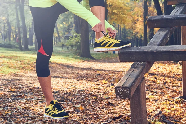 Preparación para correr en el parque de color otoño . — Foto de Stock