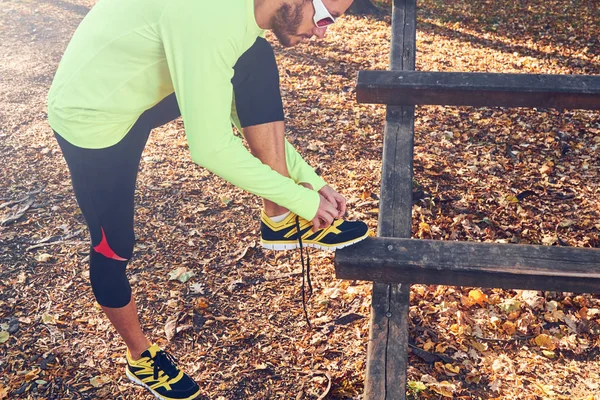 Příprava na jogging v podzimním barevném parku. — Stock fotografie